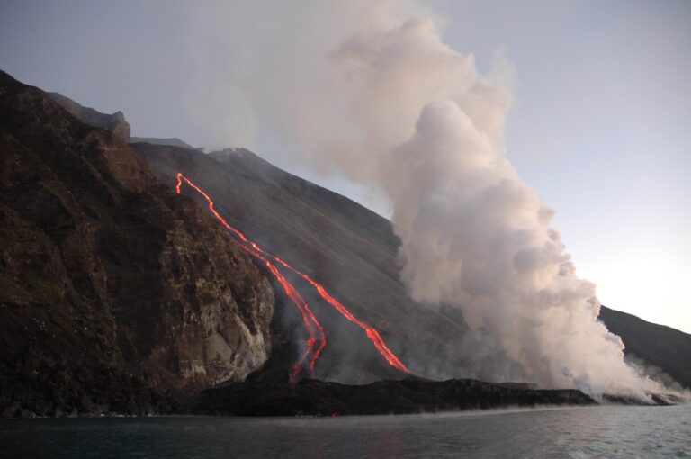 9_stromboli_lava_romagnoli 2007